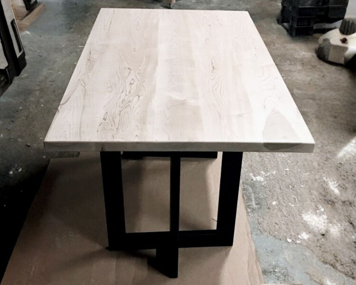 DT-90264_TL-80000-Maple table with black base